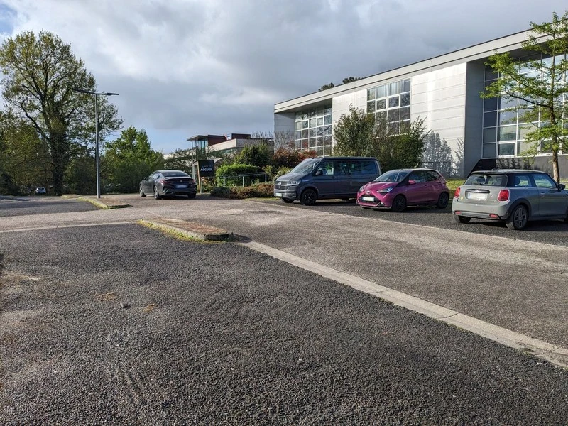parking extérieur + service navette
